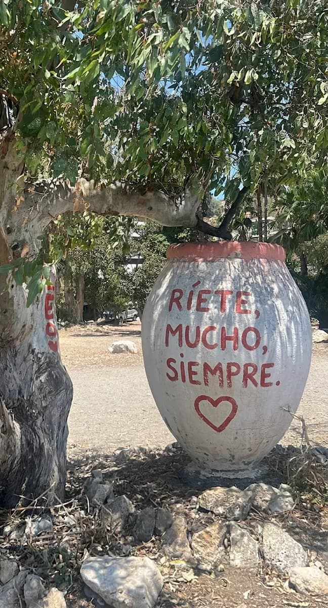 A sign at Parque Baños del Carmen in Málaga reading "ríete mucho".
