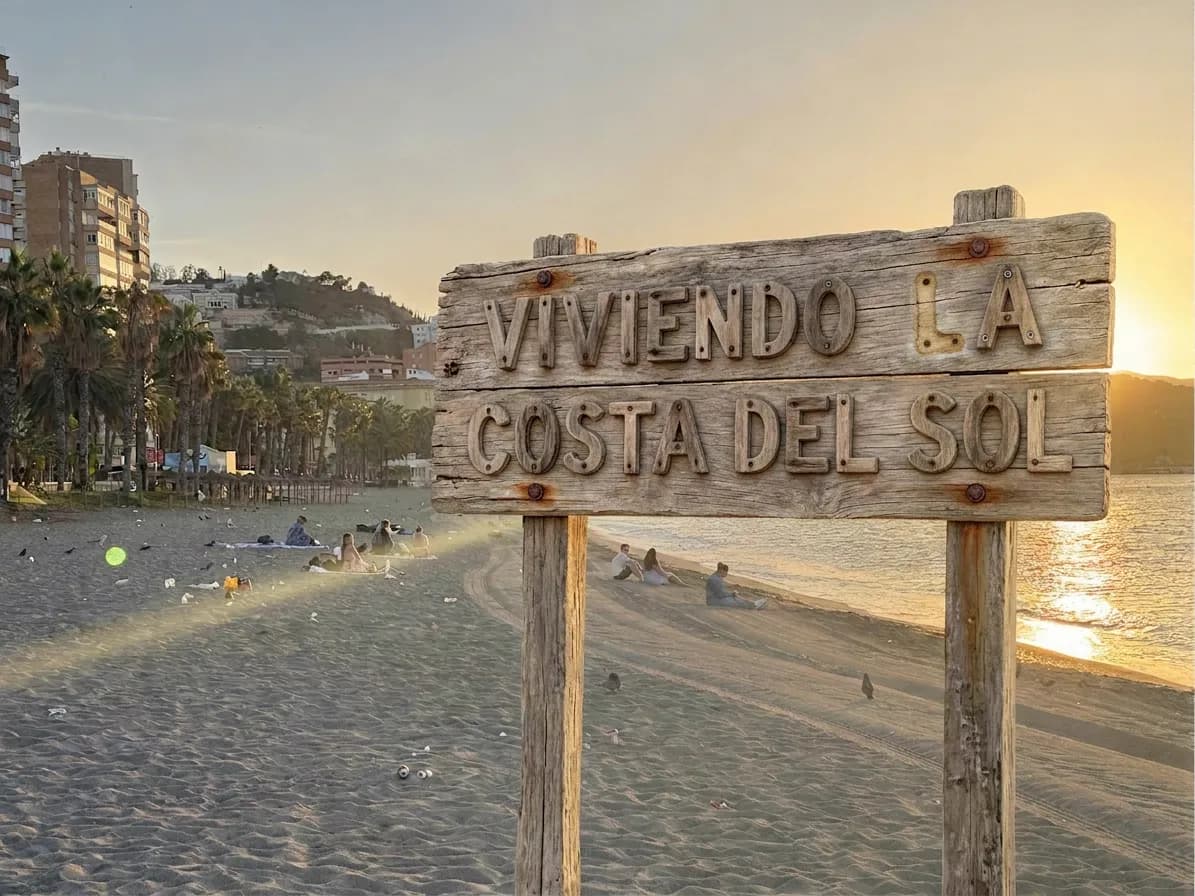 Un cartel en la playa de la Malagueta: "Viviendo a costa del Sol".