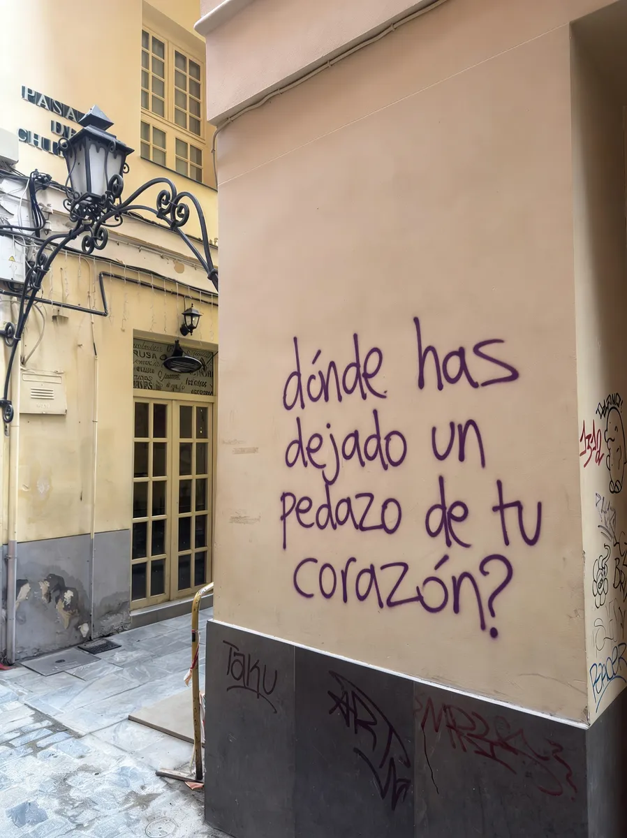 Un cartel en Calle Fresca: "un pedazo de tu corazón".